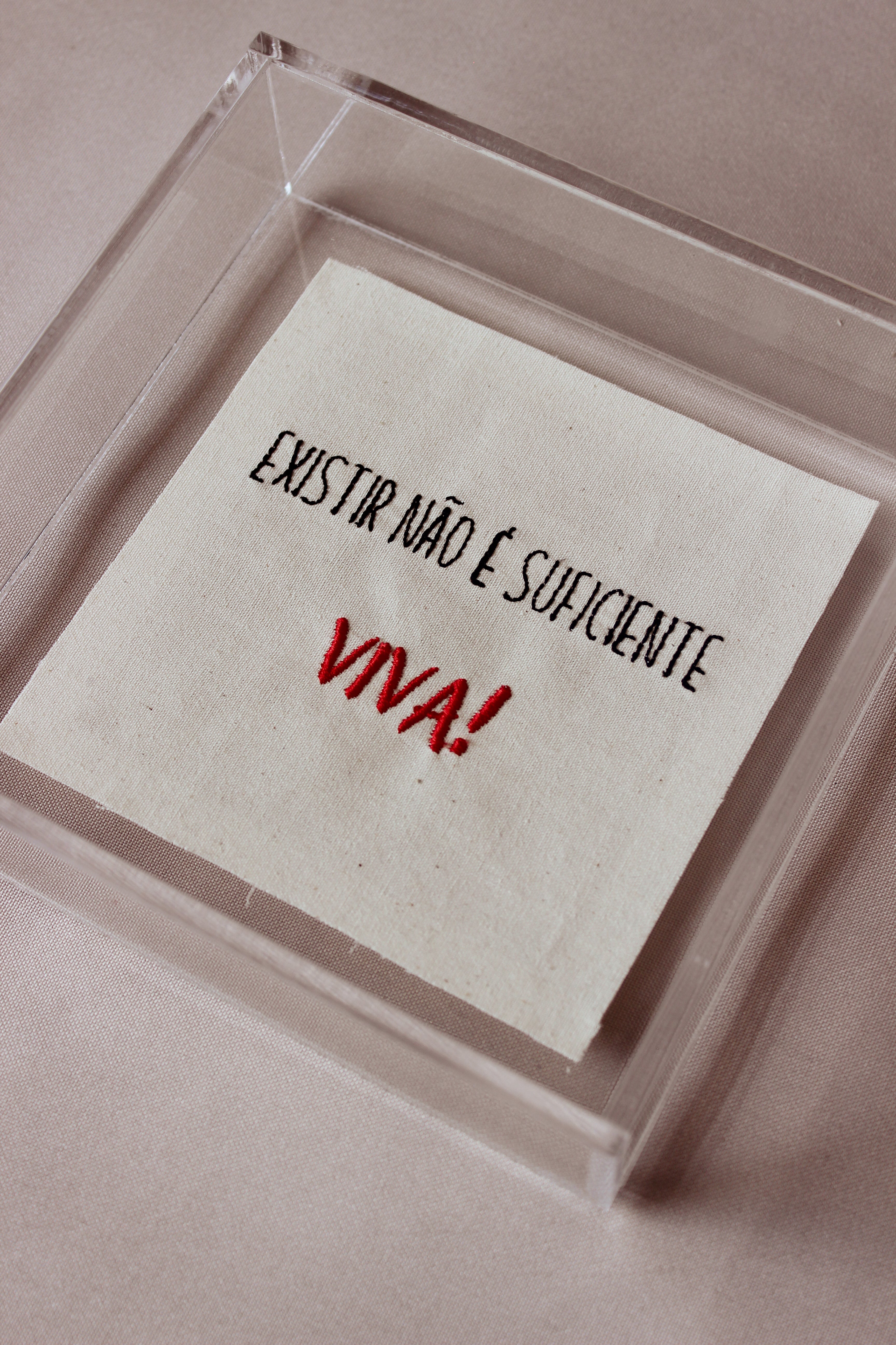 Quadro Acrílico Viva Bordado à mão