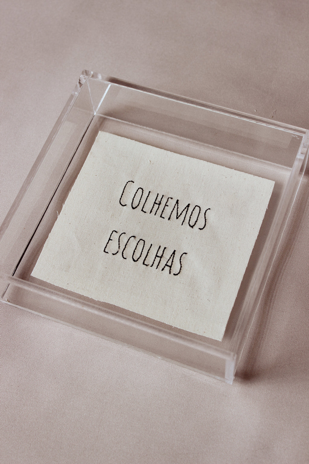 Quadro Acrílico Colhemos Escolhas Bordado à Mão