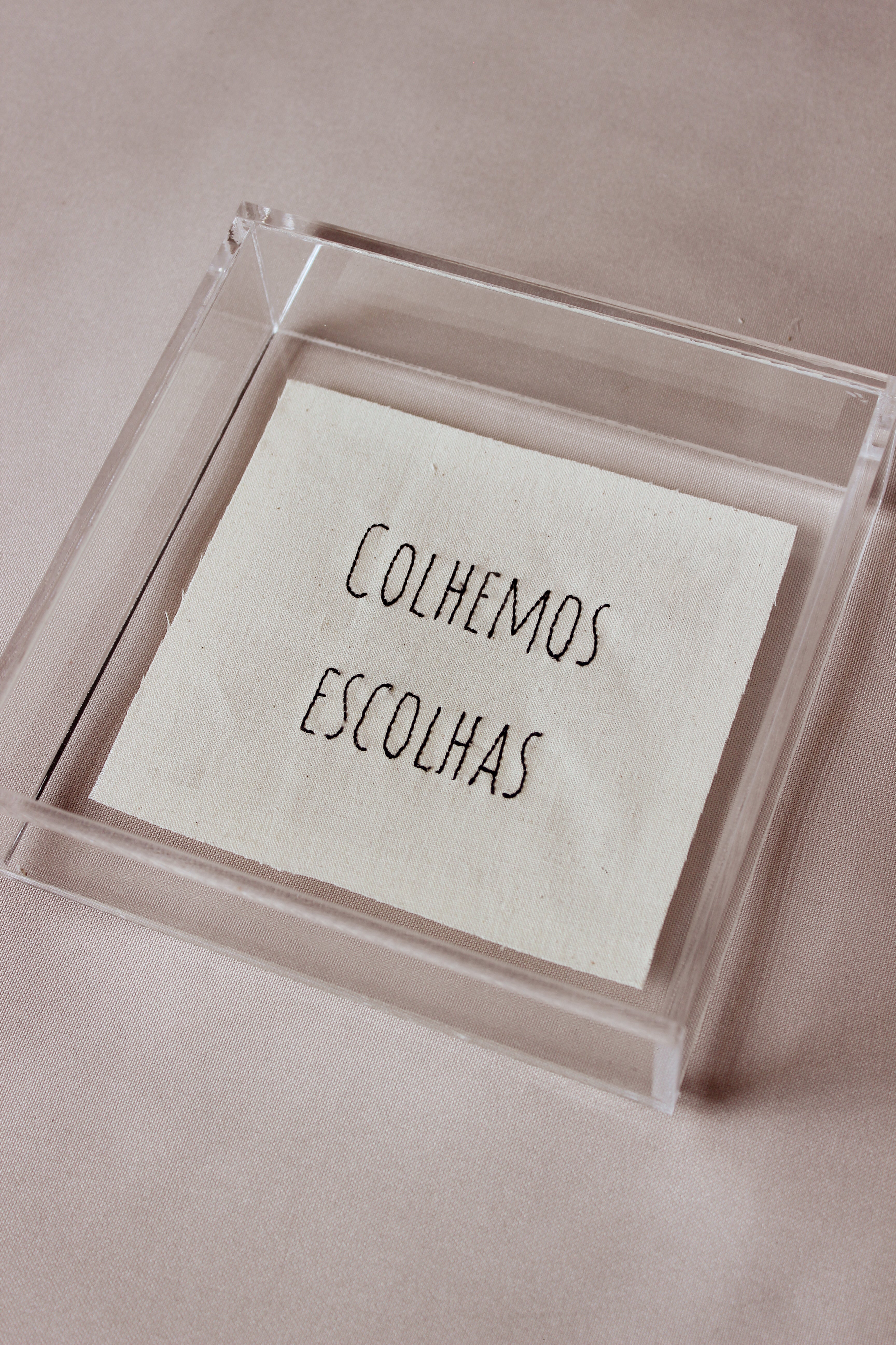 Quadro Acrílico Colhemos Escolhas Bordado à Mão