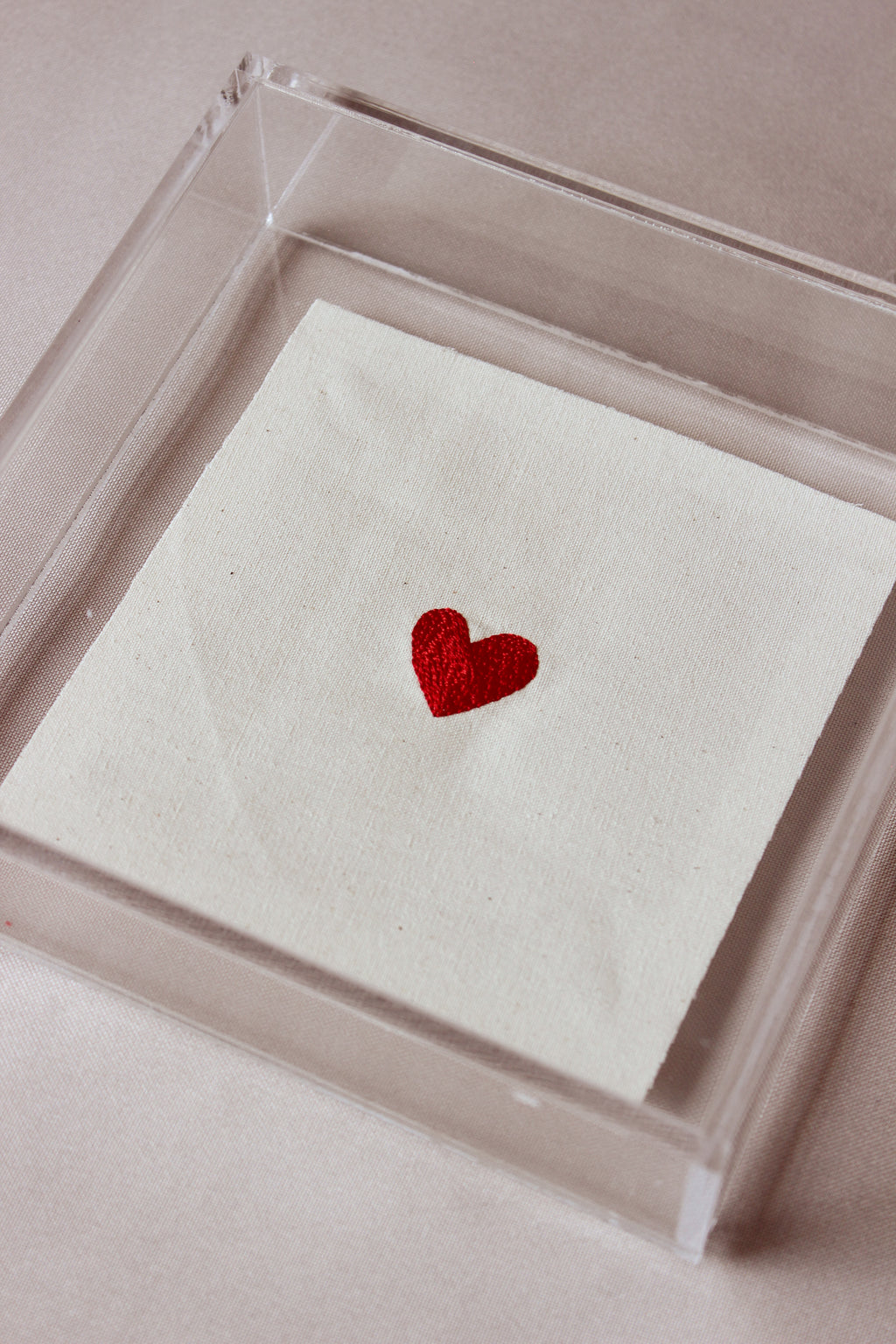 Quadro Acrílico Coração Bordado à Mão