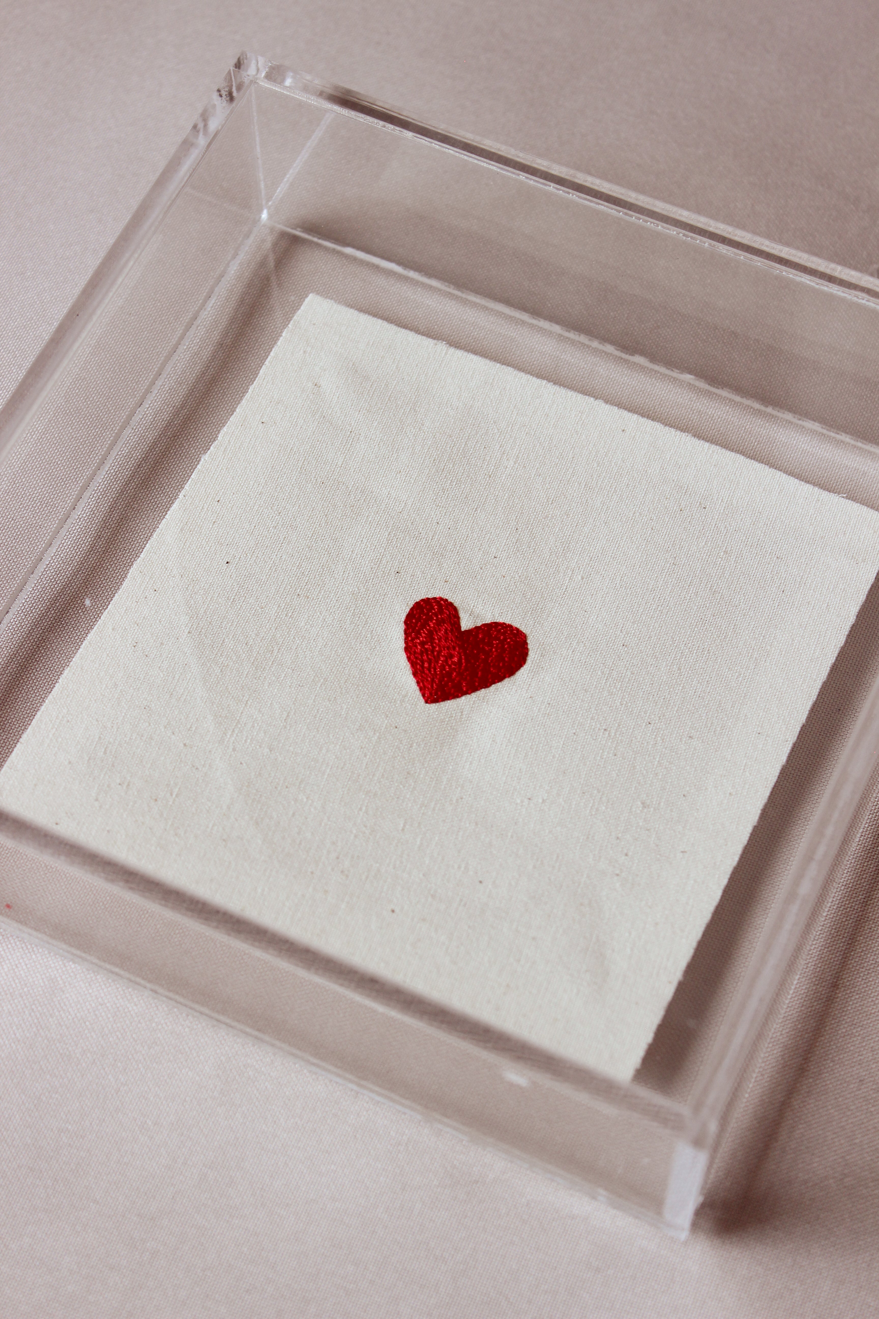 Quadro Acrílico Coração Bordado à Mão