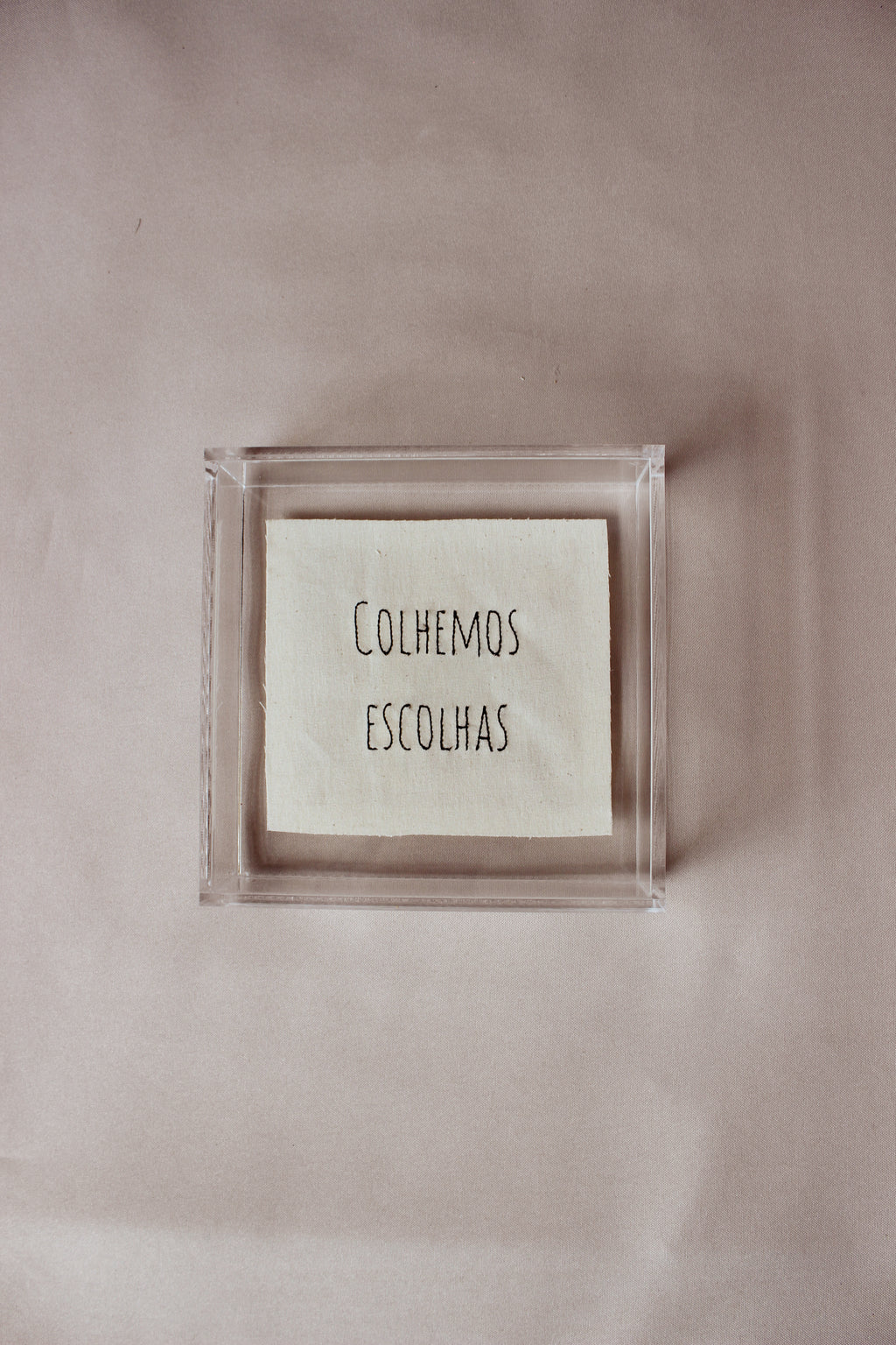 Quadro Acrílico Colhemos Escolhas Bordado à Mão