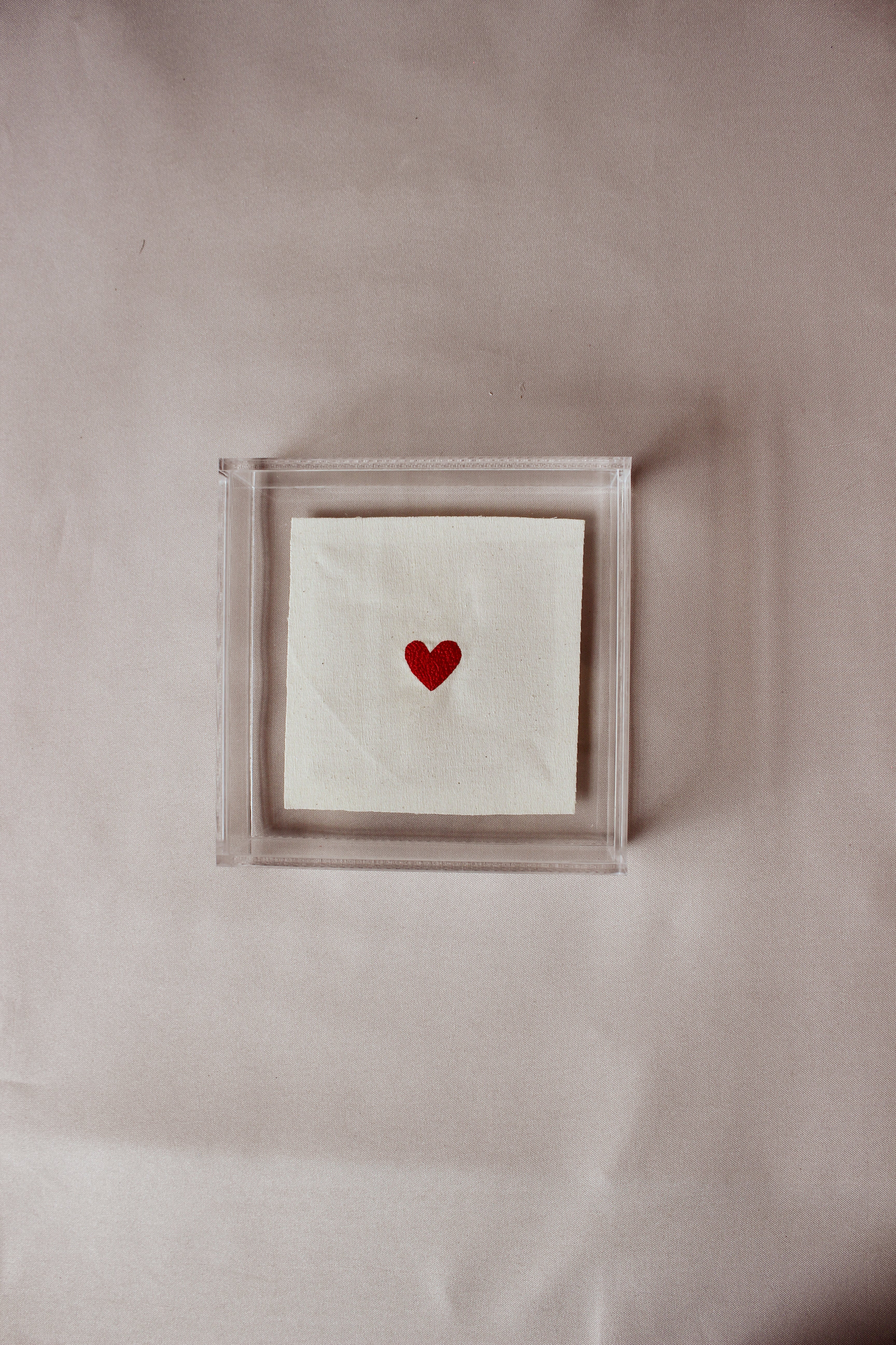 Quadro Acrílico Coração Bordado à Mão