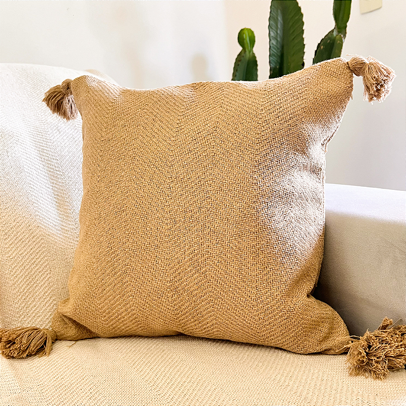 Capa de Almofada Artesanal Frade Caramelo