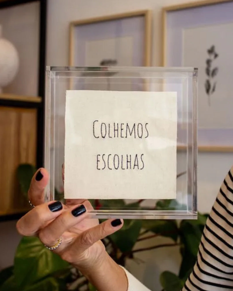 Quadro Acrílico Colhemos Escolhas Bordado à Mão