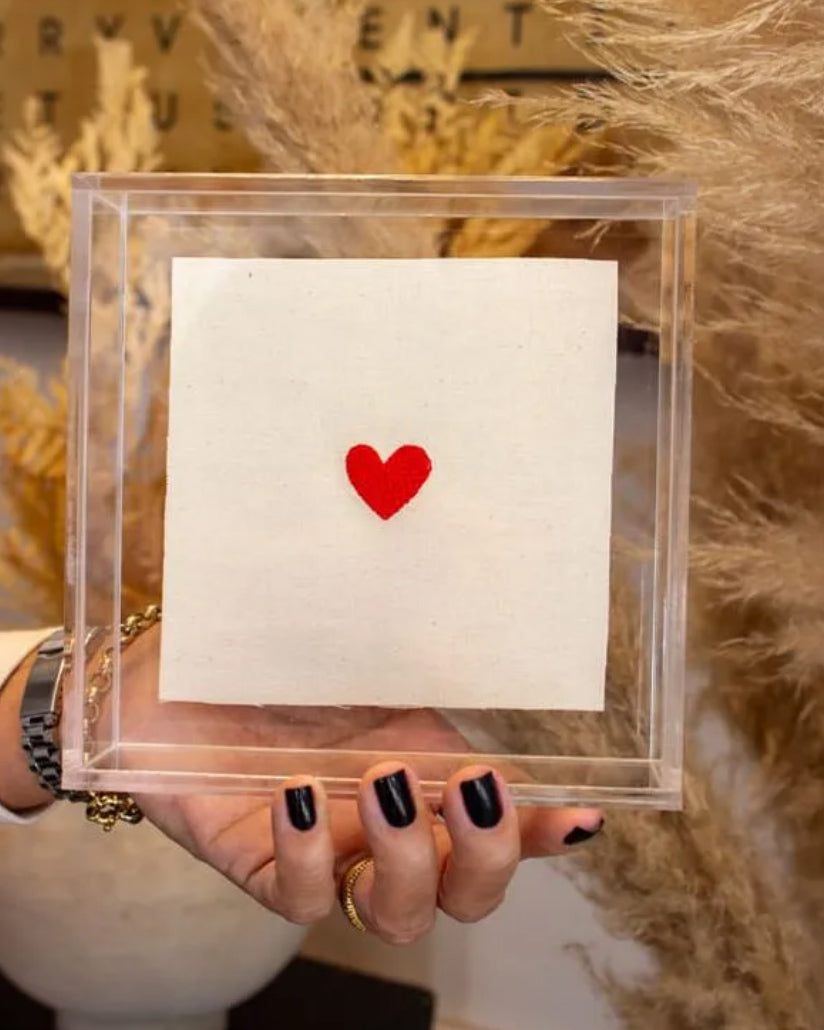 Quadro Acrílico Coração Bordado à Mão