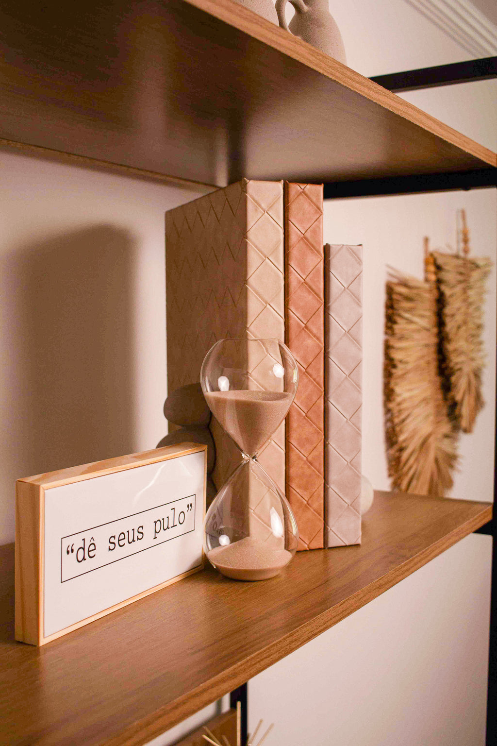 Caixa Livro Com Revestimento em PU Bege