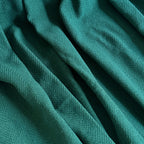 manta-decorativa-artesanal-verde-sofá