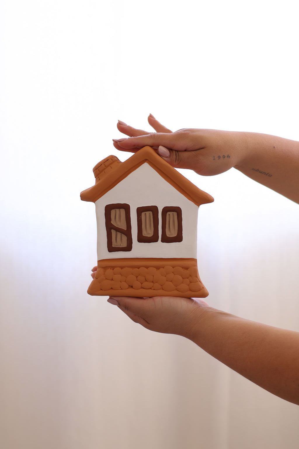 Casinha de Cerâmica Branca e Caramelo - M