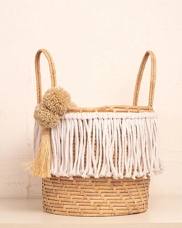 Cesto de Palha com Trama Fechada Macramê e Pompons 25x25cm