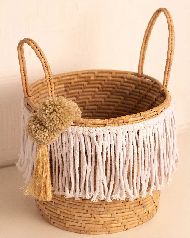 Cesto de Palha com Trama Fechada Macramê e Pompons 25x25cm