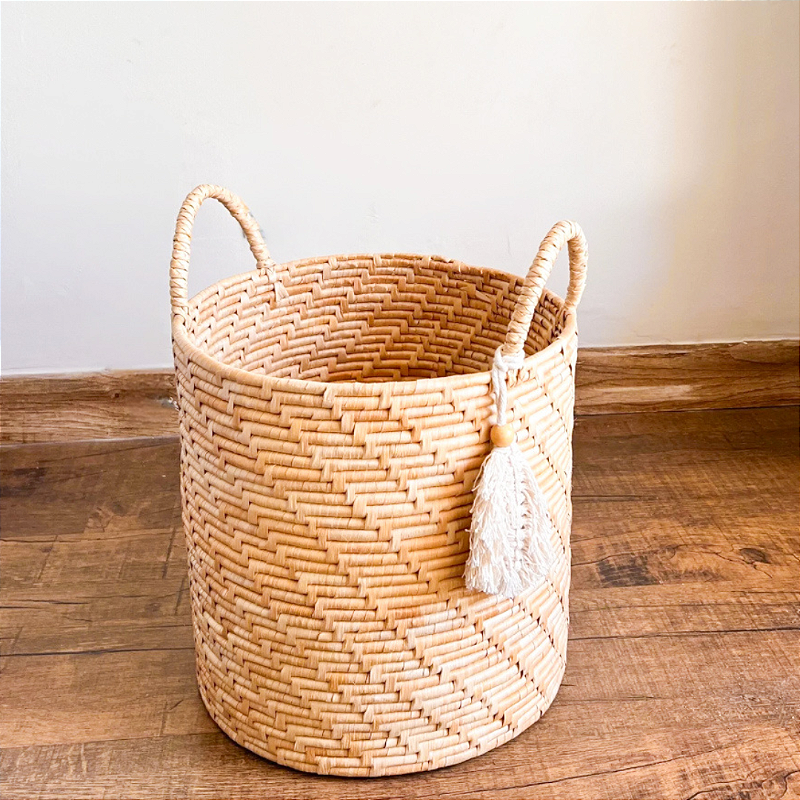 Cesto de Palha com Pingente Macramê 30x30