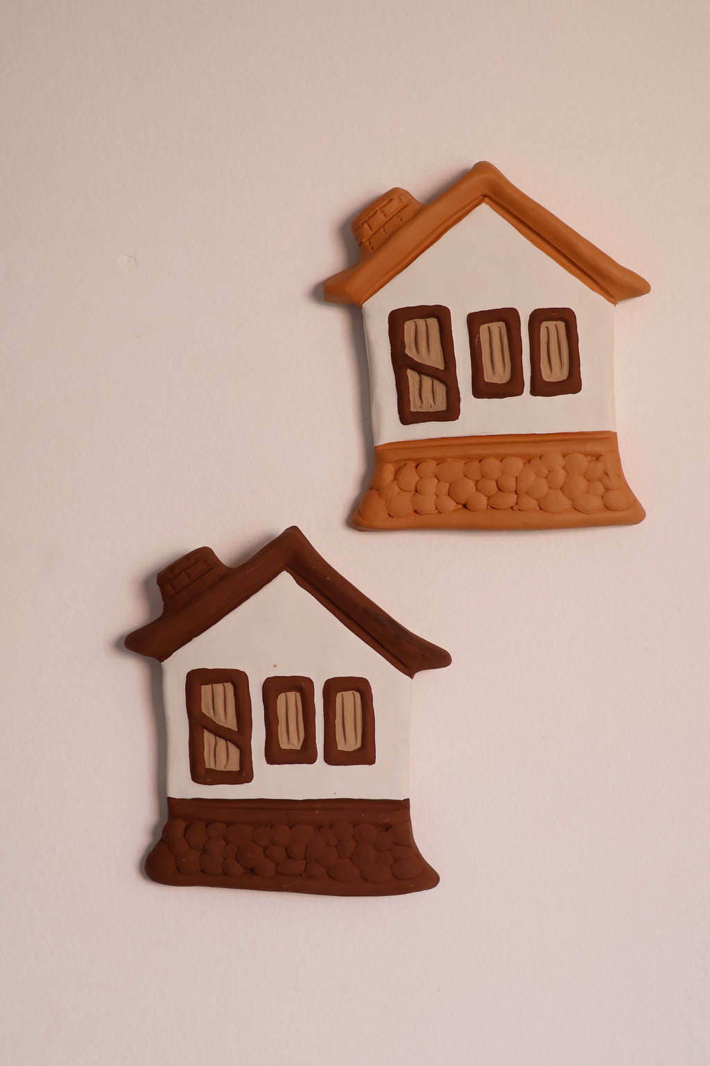 Casinha de Cerâmica Branca e Caramelo - M