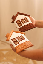 Casinha de Cerâmica Branca e Caramelo - M